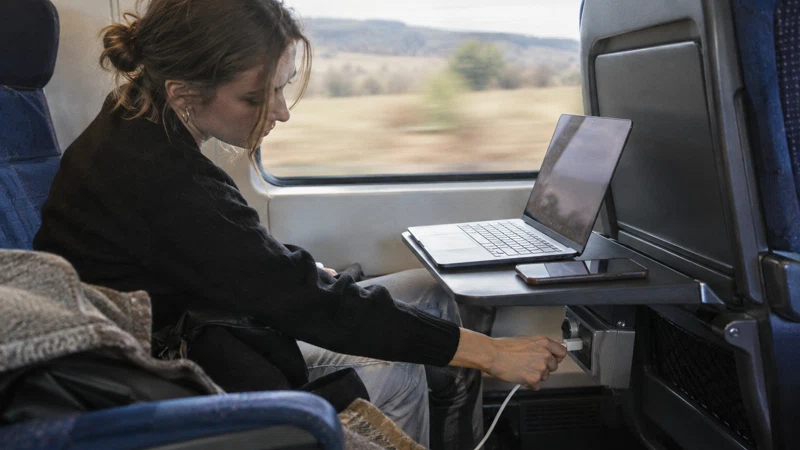 Wifi et prises électriques dans les trains : tout ce qu’il faut savoir pour voyager connecté