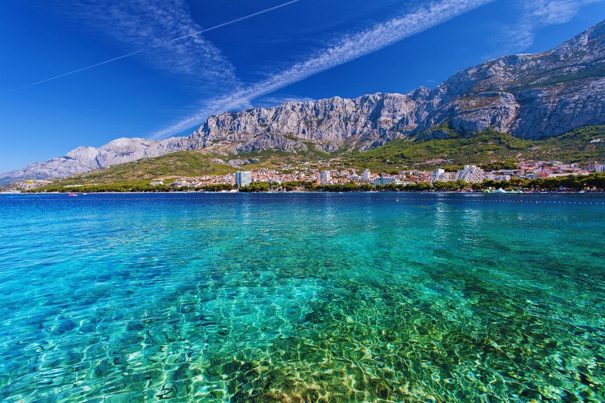 une-plage-en-croatie-avec-des-eaux-cristallines-et-du-sable-dore-ideale-pour-se-detendre-et-profiter-du-soleil-et-de-la-mer