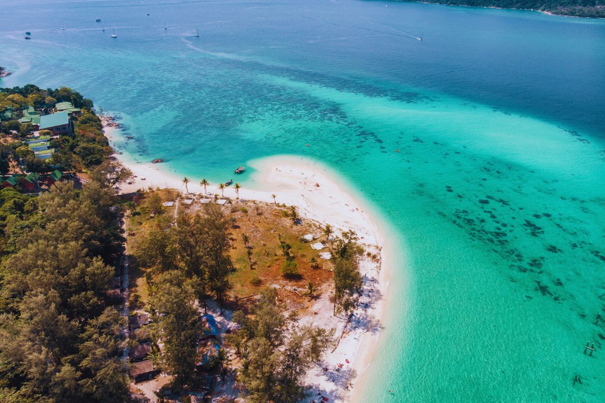 vue-aerienne-dune-plage-de-crete-avec-ses-eaux-turquoise-et-son-sable-fin-offrant-une-escapade-idyllique-pour-les-amoureux-de-la-nature-et-les-amateurs-de-baignade