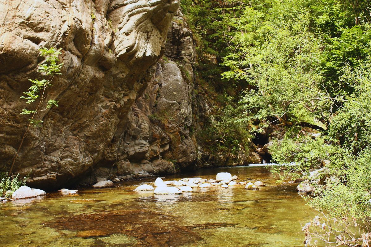 une-image-pittoresque-des-gorges-de-la-caranca-un-joyau-cache-pres-de-villefranche-de-conflent-cette-image-montre-le-paysage-accidente-de-la-region-avec-des-falaises-abruptes-une-vegetation-l