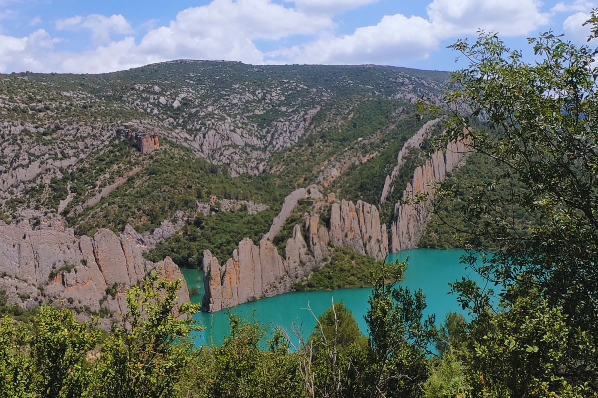 une-vue-a-couper-le-souffle-sur-les-mysterieuses-murailles-de-finestras-un-melange-fascinant-dhistoire-et-devasion