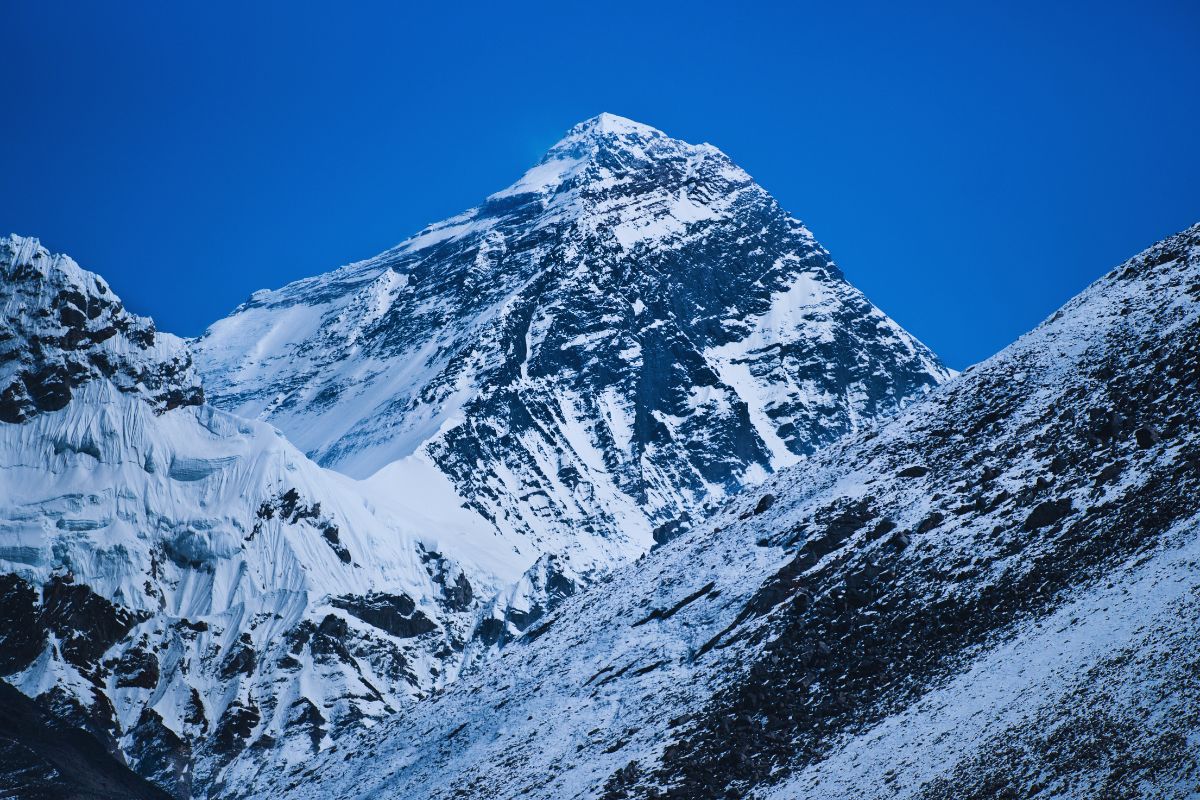 des-parois-rocheuses-selevent-majestueusement-vers-le-ciel-tandis-que-la-neige-eternelle-recouvre-fierement-les-sommets-vertigineux-les-plus-hautes-montagnes-du-monde-nous-appellent-nous-inci