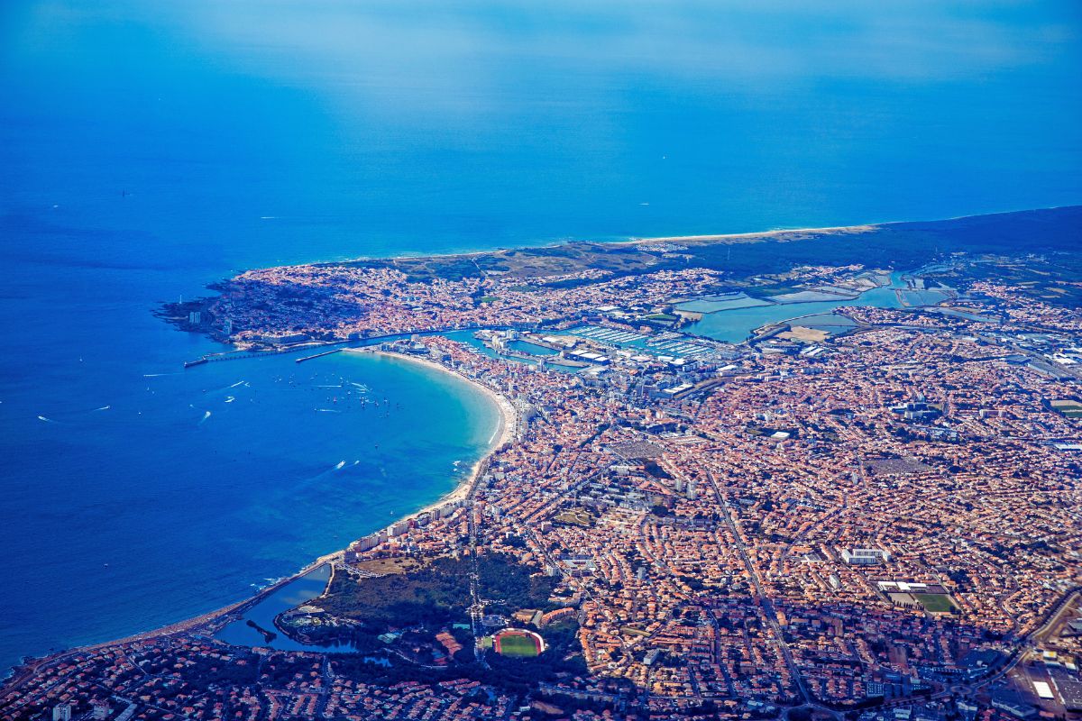 une-vue-panoramique-des-sables-dolonne-avec-ses-plages-de-sable-fin-ses-activites-passionnantes-et-ses-decouvertes-captivantes