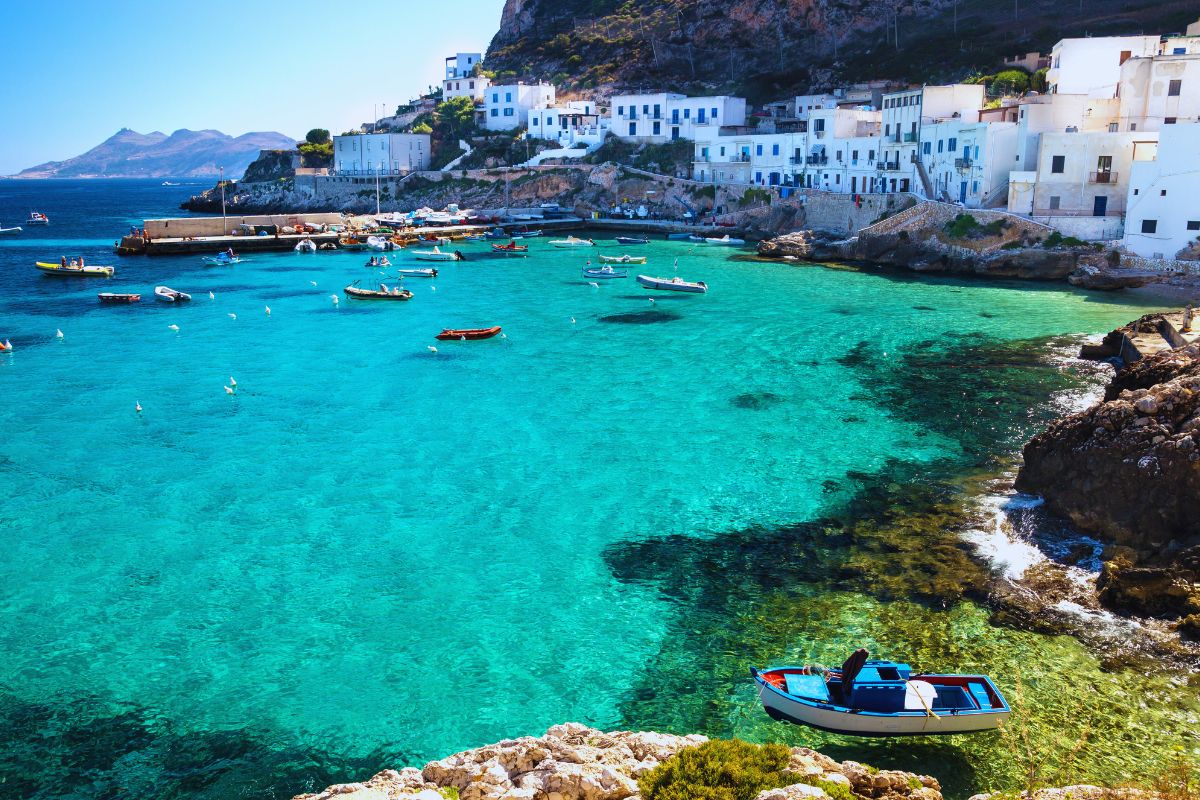 une-vue-panoramique-dune-plage-pittoresque-en-sicile-linvitation-parfaite-a-decouvrir-tous-les-tresors-de-cette-magnifique-ile-italienne