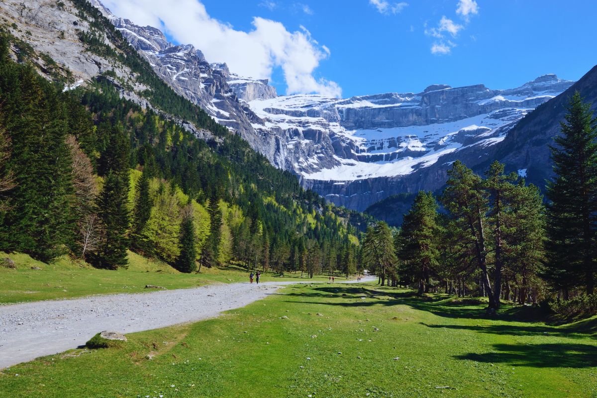 une-vue-epoustouflante-sur-le-cirque-de-gavarnie-lors-dune-randonnee-spectaculaire