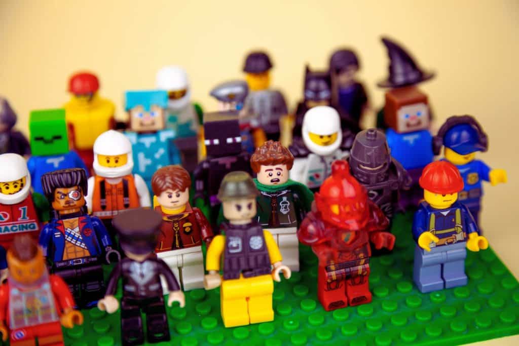 Découvrez Legoland Allemagne à travers des attractions incroyables et des constructions impressionnantes en briques colorées. Plongez dans l'univers fascinant des célèbres briques et laissez-vous émerveiller par la créativité et l'imagination débordante qui règnent dans ce parc d'attractions unique en son genre.