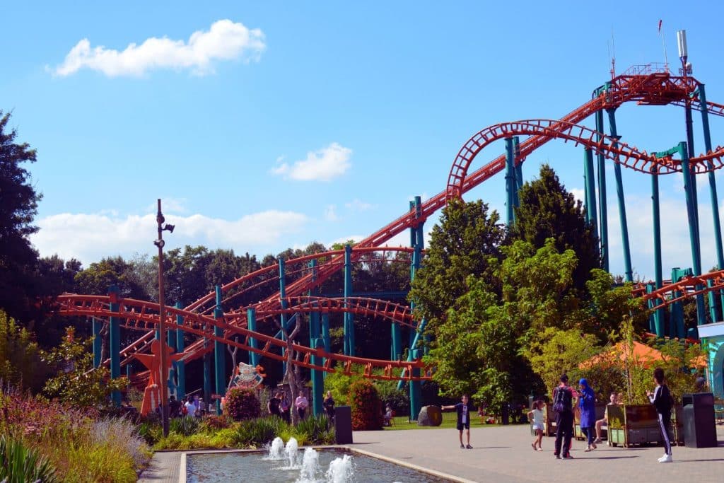 Découvrez les attractions palpitantes du Parc Walibi Sud-Ouest à Agen, pour une aventure inoubliable pleine de sensations fortes et de divertissement en famille.