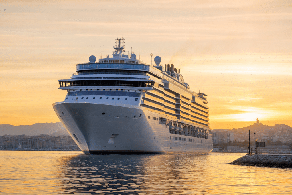 Paquebot de croisière au coucher du soleil